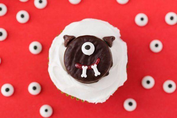 Cách làm bánh cupcake quái vật đơn giản ngày Halloween